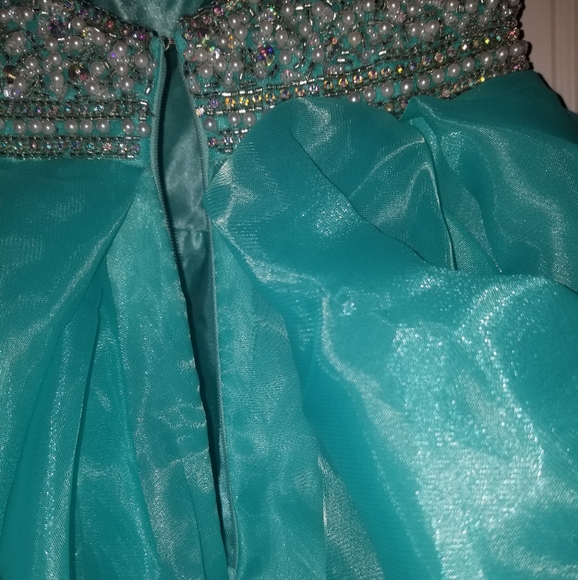 BEAUTIFUL PROM DRESS - Picture 4 of 8